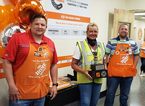 beckynaylor5's tweet photo. 2218 celebrates Lynn Heckerson's 30th Anniversary with Home Depot!  Congratulations, Lynn! @CampSweenScott @Greenthewick @HinckJ @ShowMeShawnD196 @MAPMD175 @Matt_P_Parrish @kear_tiffany @tiffanydwhite @BryceHoffhines @DustinHodo @luketurnerHD @BoudreauShannon @3006Chandra https://t.co/lfy6BDcEb5