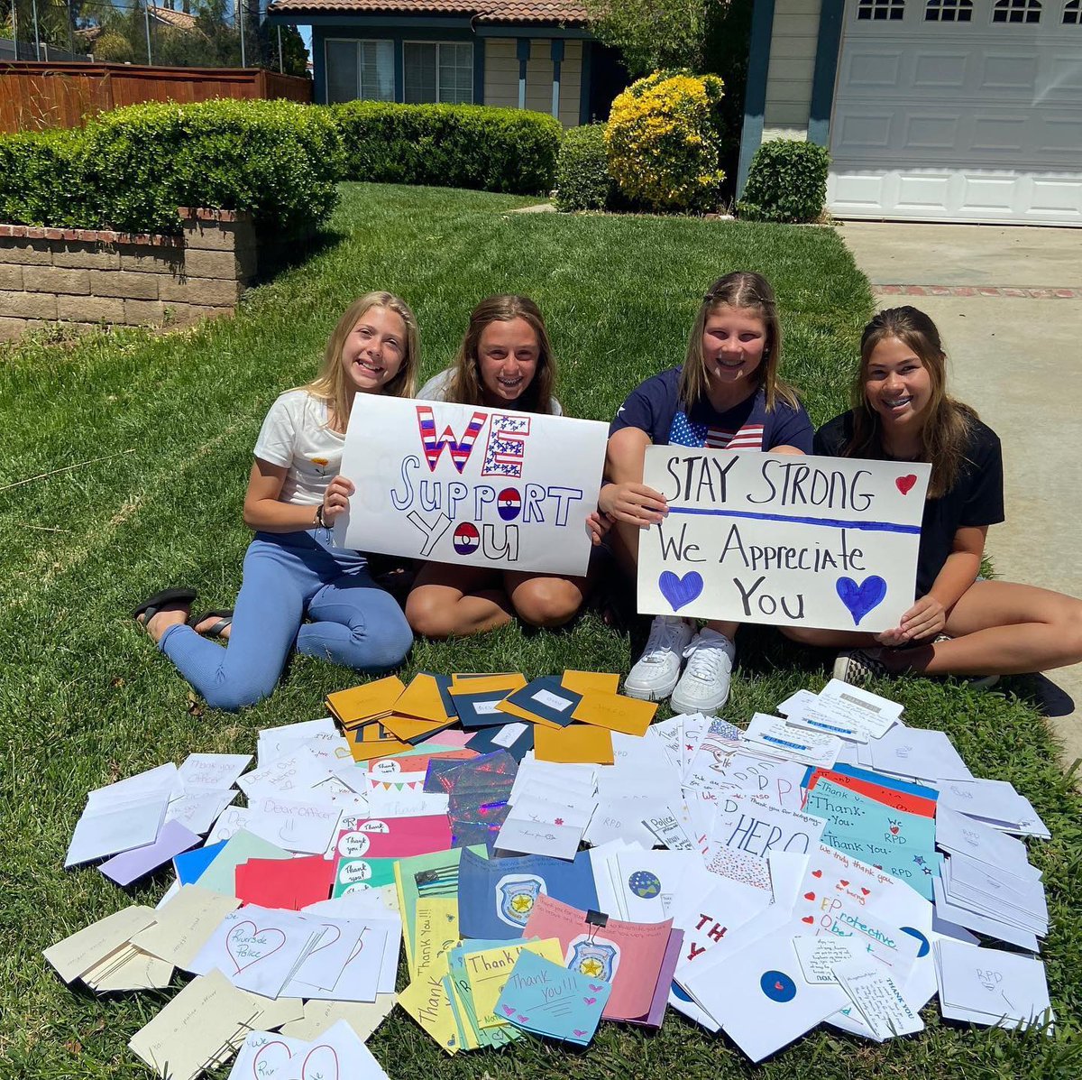 ChpRiverside's tweet photo. The Riverside National Charity League paid the CHP Riverside Area Office a special visit today!! The NCL stopped by to drop off some thank you cards to our Officers for their service. On behalf of the Riverside CHP area, thank you very much NCL!!#whatsgoingoninriversidecounty https://t.co/MG9PRJolgx