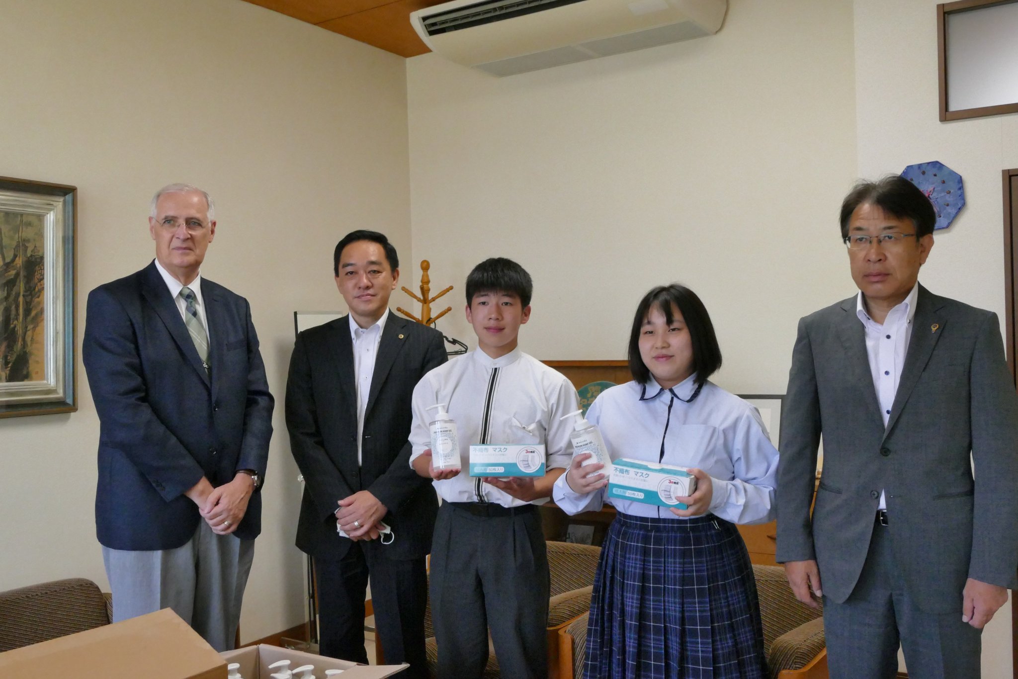 茨城キリスト教学園中学校高等学校入試広報部 中高一貫校 6月9日 日立中央ライオンズクラブ様から マスク2 000枚 消毒液本 が寄贈されました 新型コロナ感染症拡大防止に欠かせないものを頂戴しまして 学園一同心から感謝申し上げます 高校