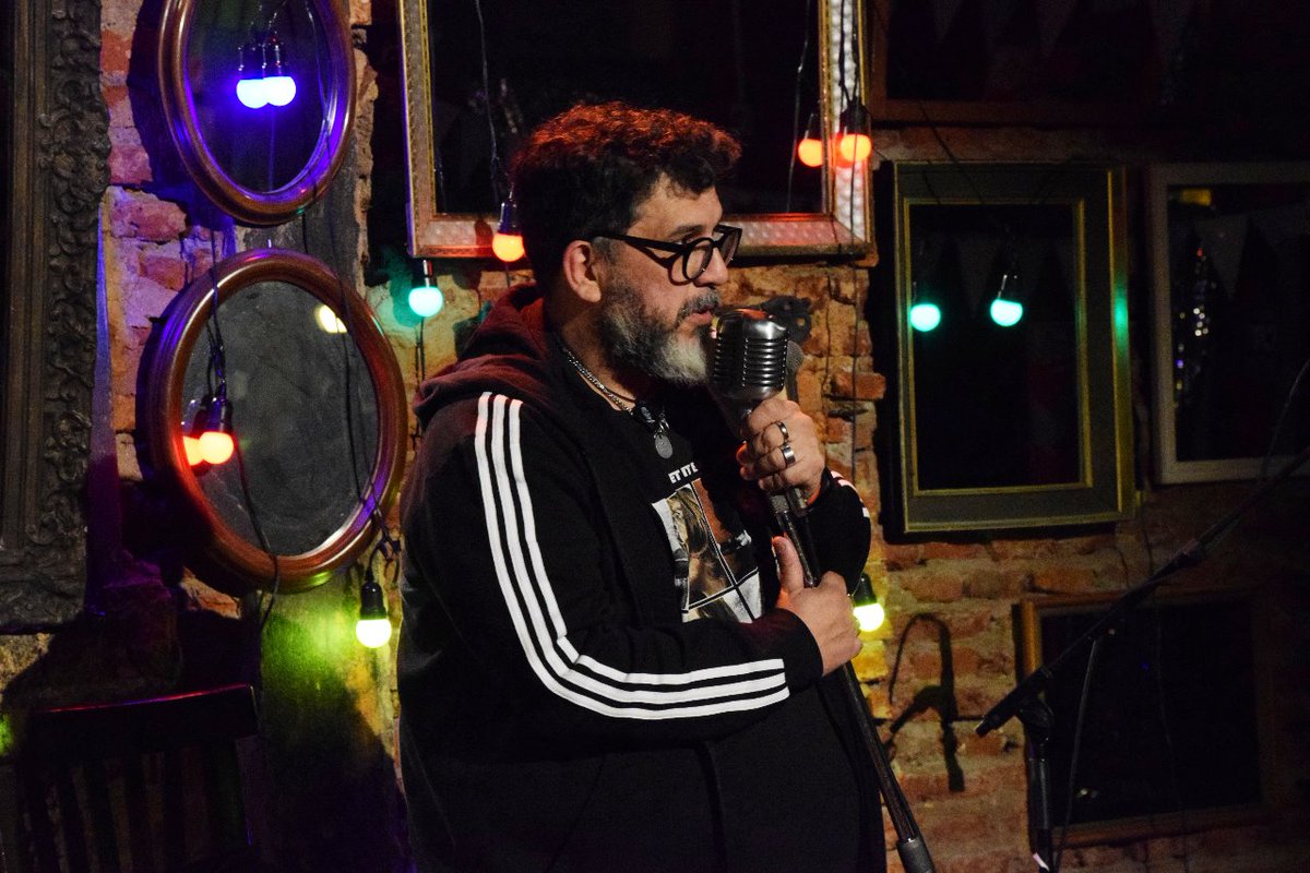 Hola.
No hagan planes para el sábado 20 a la noche.
Se viene el estreno de mi 1° especial de comedia.
Con músicos invitados (guiño, guiño).
A la gorra virtual y por una plataforma piola.
Inédito para la comedia marplanauta.
Era eso o seguir viendo partidos viejos.
Estén atentos