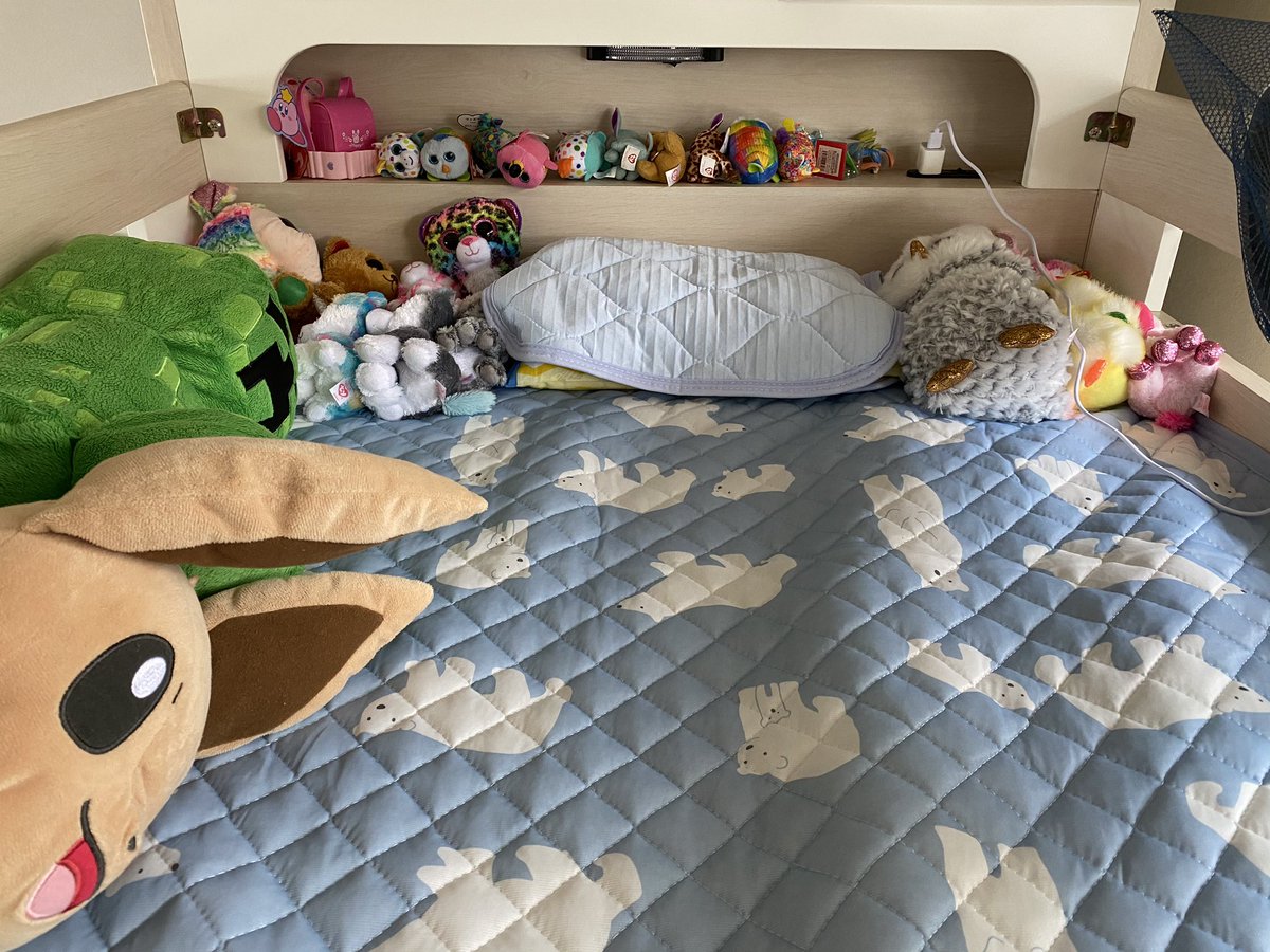 Kaco 娘のベッド ぬいぐるみがぎっしり 笑 足元にもカービーとダッフィーとシェリーメイがいる Kaco 娘のベッド ぬいぐるみがぎっしり 笑 足元にもカービーとダッフィーとシェリーメイがいる