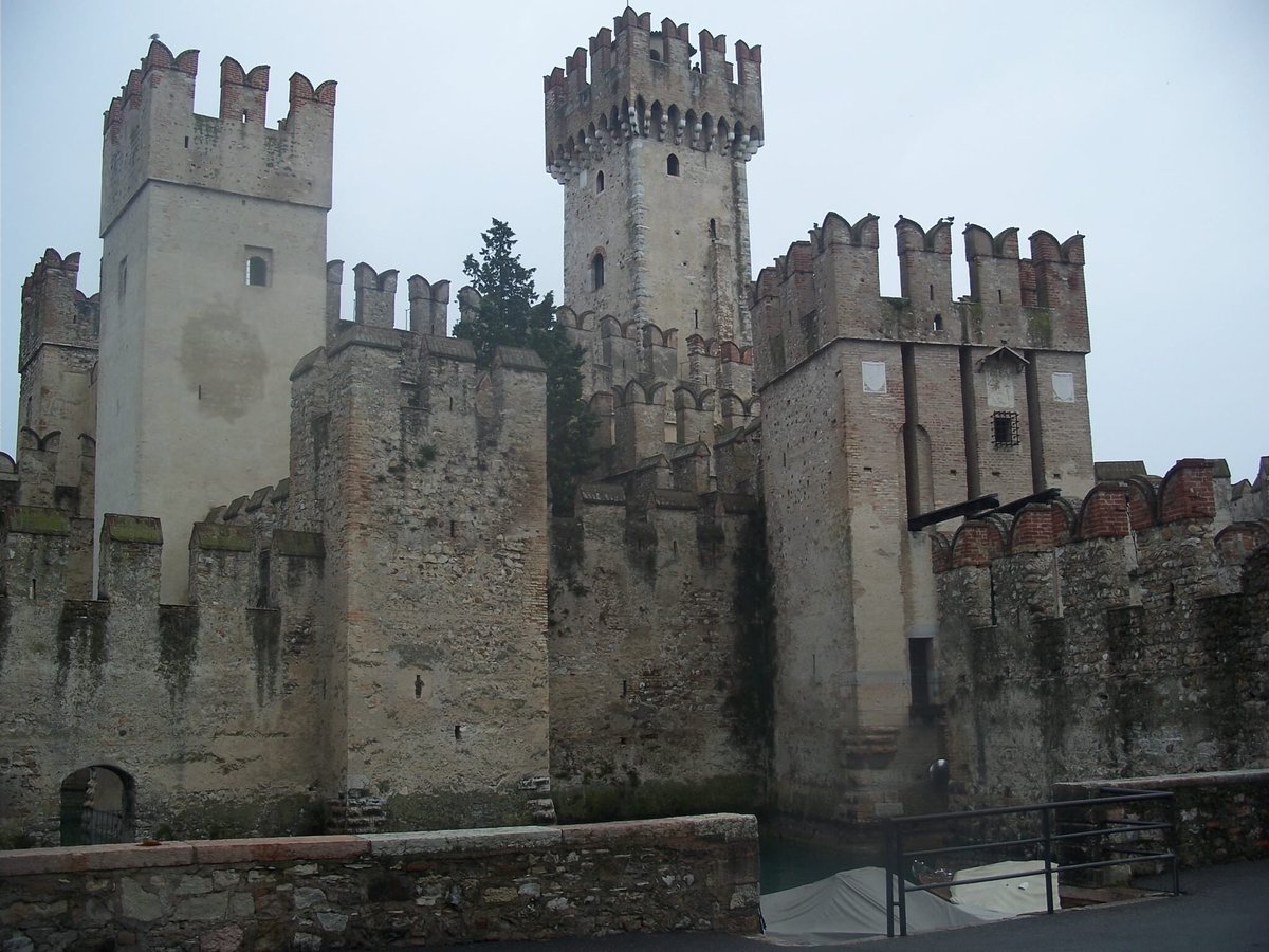 VinoTravels21's tweet image. Sirmione is one of the areas of production for #Lugana in Lombardy.  Join us in 20 minutes to learn all about the wines of Lugana #winestudio