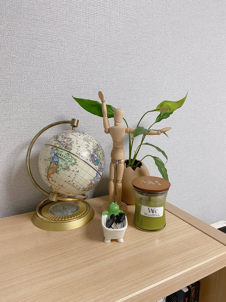 내 방 한구석 데코존💫 인테리어 소품 자잘하게 많이 놓는 거 별로 안 좋아해서(청소가 힘들어;) 이 정도만 꺼내놓는다