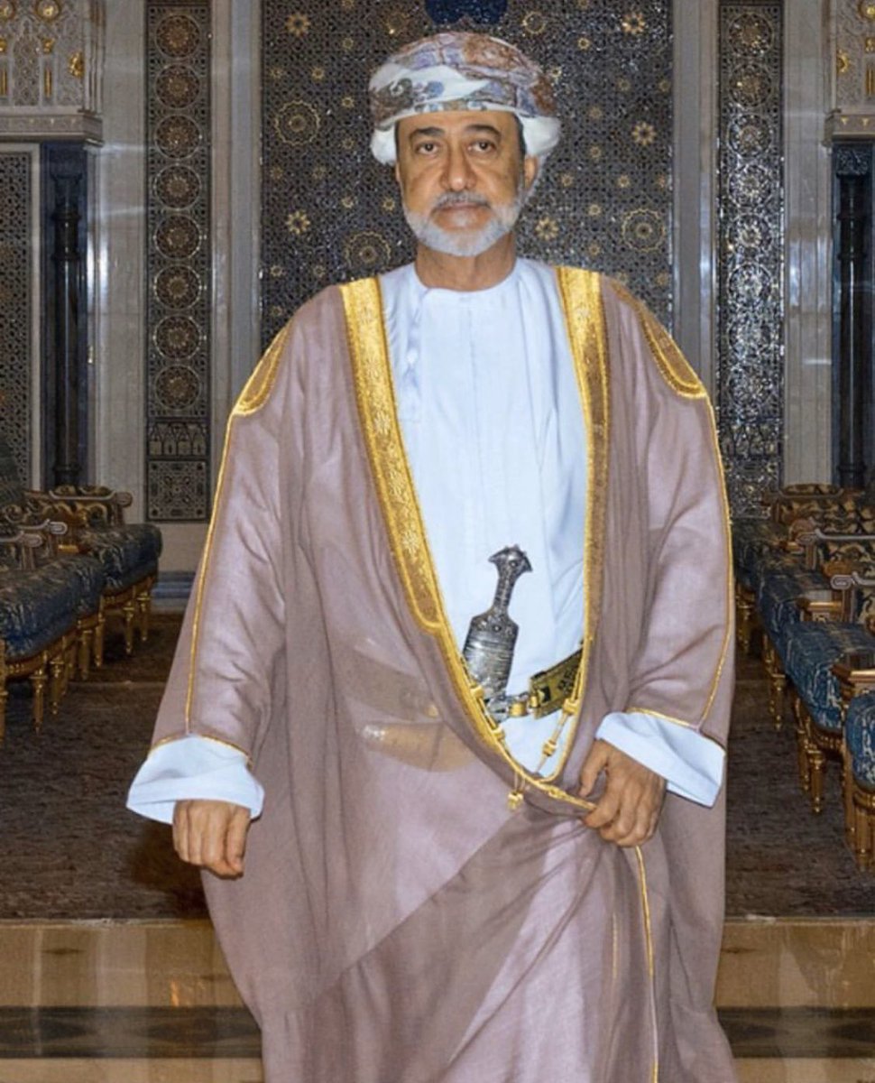 عز الوطن انت للأرض والجار
والحل لكل المشكلات المزَّمنه

يالقامه العاليه،،،،، ياشُعلة النار
ياهبَّة الريح.،،،،،،،، بكل الأزّمنه

اضرب بيدٍ من حديد كل غدار
ومن خان مرَّه،،، لا تأمن مكَّمنه

يامقبل السعد،،، وياحامي الدار
يافخر،،،،،،، كُل بلادنا والسلطنه.