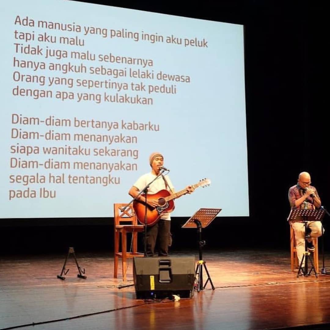 b_ok_is's tweet photo. Lelaki itu
Bapak namanya

Yang paling menangis
Ketika anaknya 
Mengucapkan 
Akad nikah

Dan selalu
Merasa bersalah
Karena merasa belum
Memberi apa-apa

Lelaki itu
Diamnya doa
Keringatnya doa
Air matanya doa

Lelaki itu:
Bapak namanya
.
.
@maman1965
#BapakkuIndonesia https://t.co/PyOIR41rhj