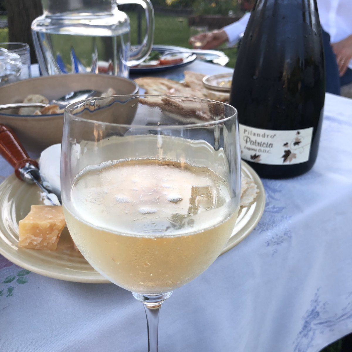 rshreeves's tweet image. Earlier tonight, we had cheese and crackers, spinach dip and caprese with our sparkling #luganadoc - paired well with everything #winestudio
