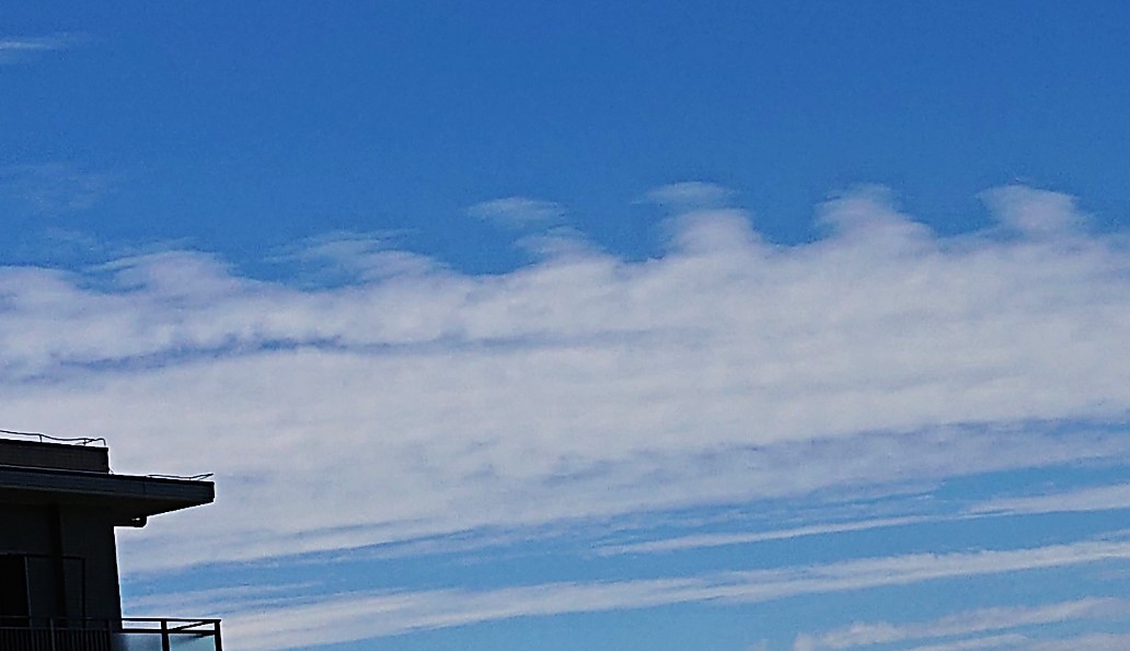 綺麗に波打ってて絵画みたいな雲 ケルビンヘルムホルツ不安定性 と呼ばれる現象によるものだった 各地の現象集めてみました Togetter