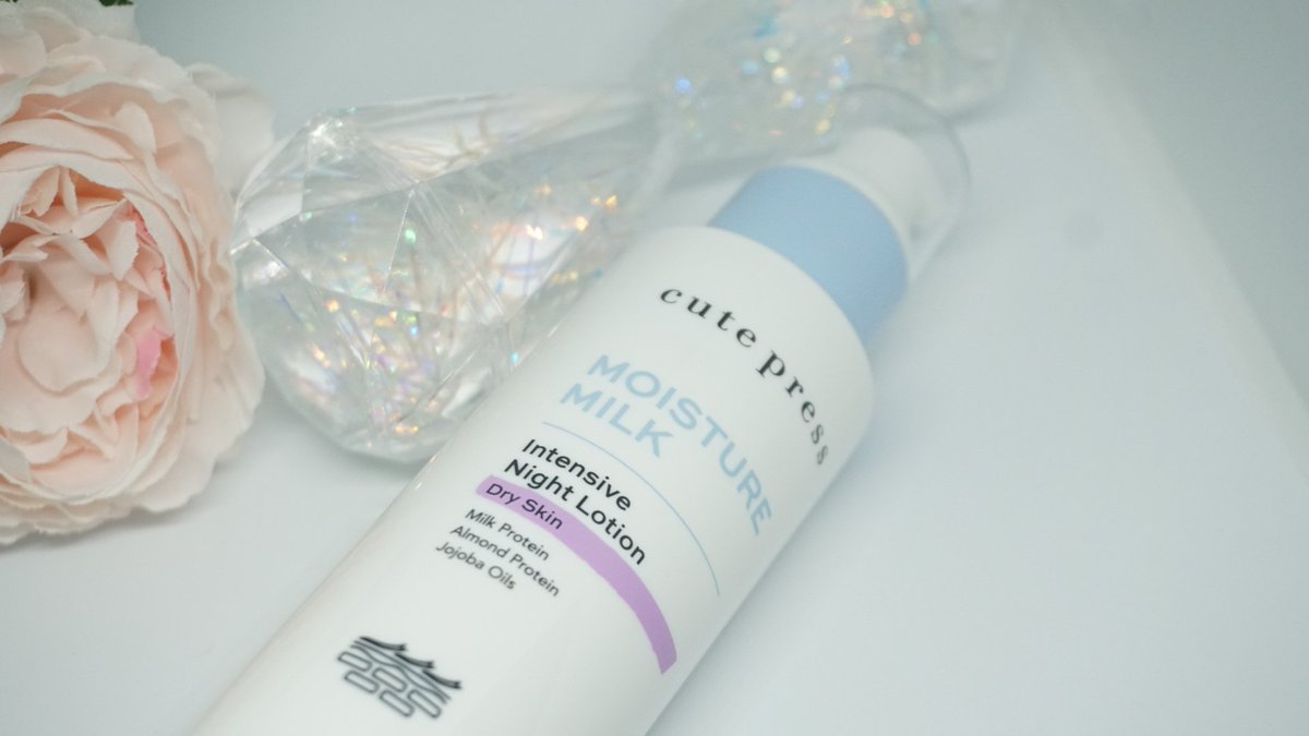 Nebula_miin's tweet image. หลงโลชั่นน้ำนม #cuteprress ตัวนี้สำหรับผิวแห้ง คอลนี้มีหลายตัวน่าลองมากๆ น้องเป็นโลชั่นบำรุงผิวหน้าเลย สกัดจากโปรตีนน้ำนมอ่อนโยน ให้ความชุ่มชื่น อิ่มฟู ใครที่ผิวแห้งง่ายโดนแอร์บ่อยแนะนำเลย ผิวนุ่มใสเนียน ตัวนี้กลิ่นหอมแป้งน่าฟัดสุด ราคา 229 #MoistureMilk #เซ็ตหน้านุ่มชุ่มชื่น