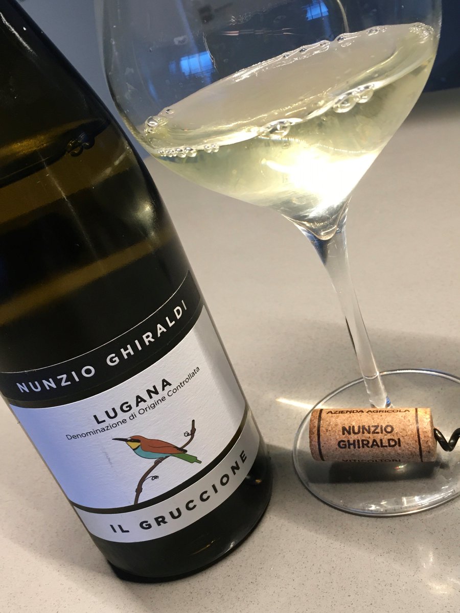 theswirlingderv's tweet image. Ripe fruit profile and medium+ body. If I were tasting blind I'd be tempted to place it in Alsace or maybe even the new world. Acidity is high but this wine is tricky. Hope it doesn't show up on my D3 exam! #winestudio