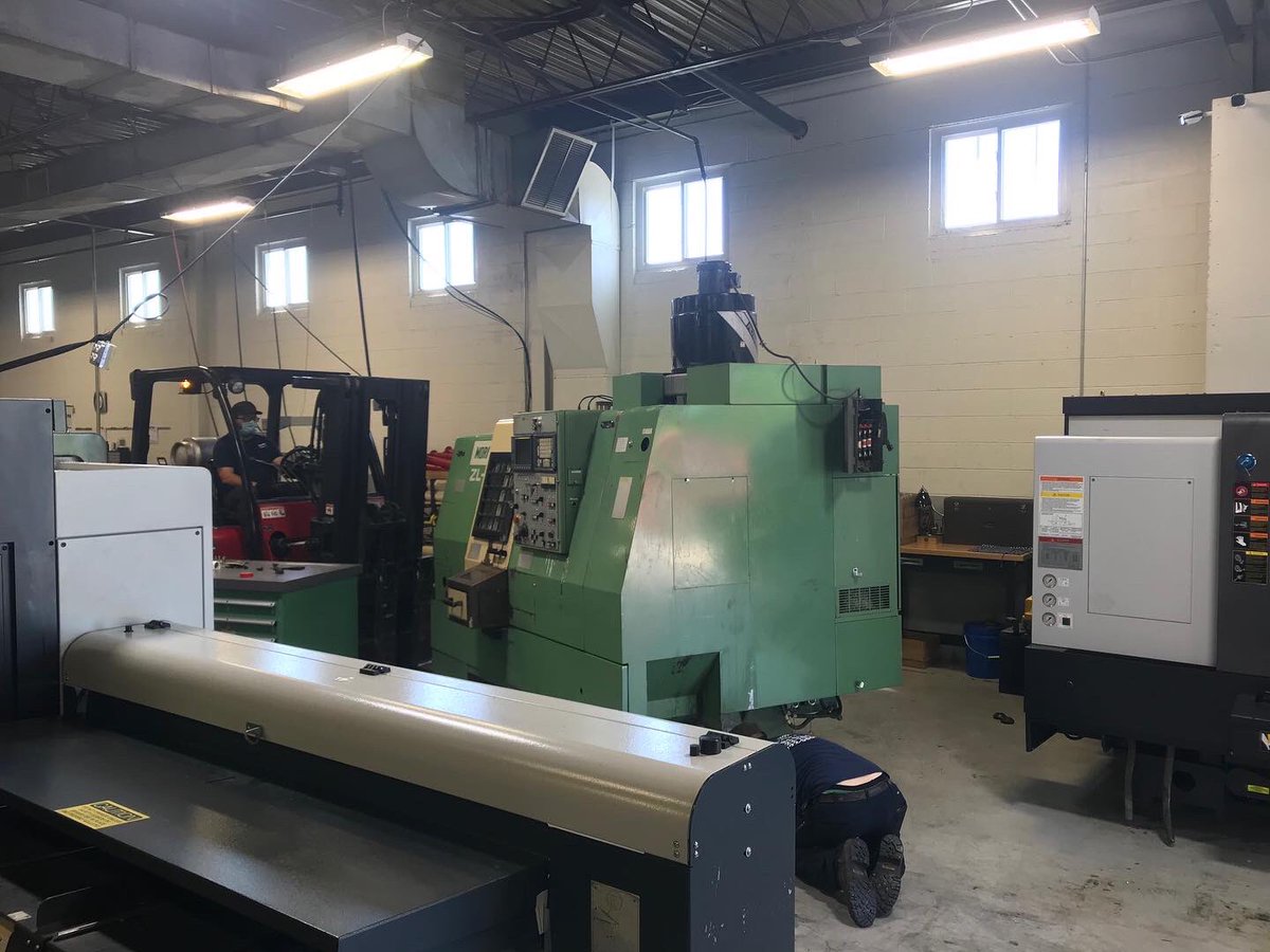 HunterMfgSvcs's tweet image. Hunter Manufacturing says goodbye to the end of an era, the last green beast from the 90’s is moving out. Making room for more new technology. #madeinusa #machineshop #manufacturing