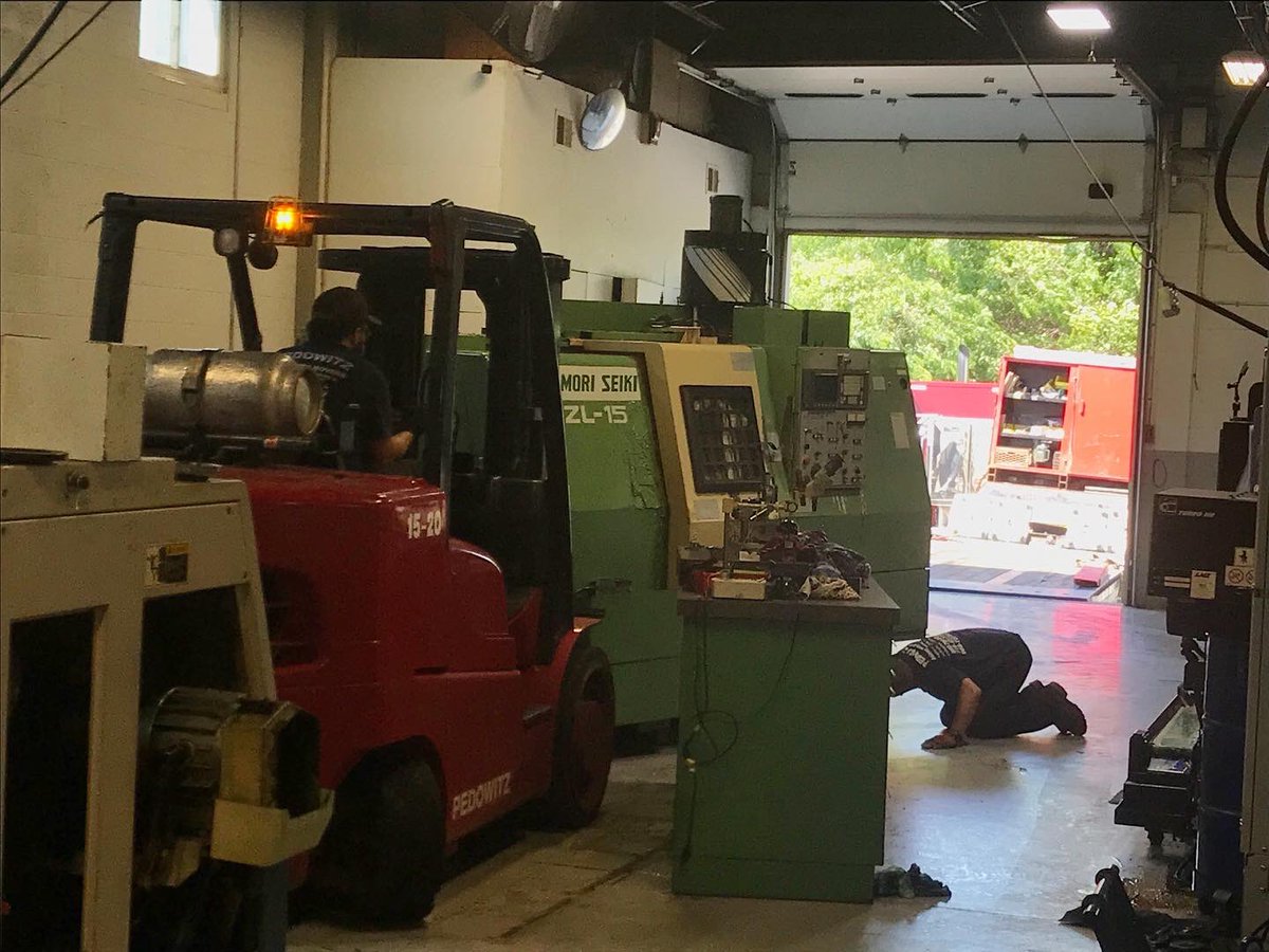 HunterMfgSvcs's tweet image. Hunter Manufacturing says goodbye to the end of an era, the last green beast from the 90’s is moving out. Making room for more new technology. #madeinusa #machineshop #manufacturing