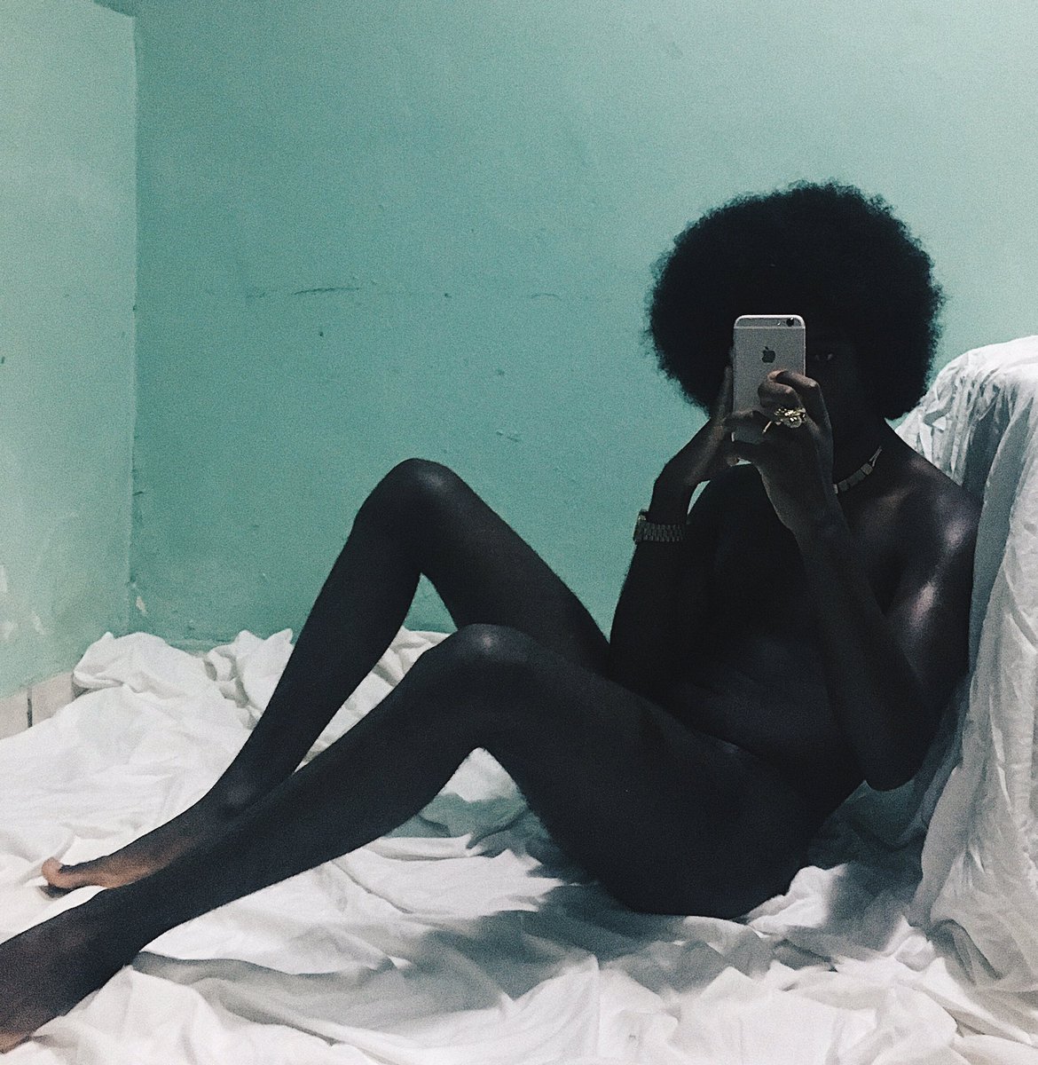 aboutsierra_'s tweet photo. Olha bem pra minha pele, ela reluz seu tolo ✨ https://t.co/mGv9h2mmBl
