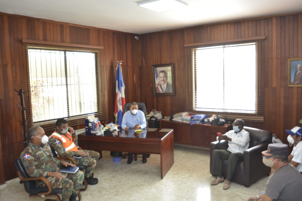 El gobernador provincial, licdo Ramón Güilamo, realizó trabajos de coordinación con el Capitán de Navío, Luis Manuel Feliz Jose, director de asuntos sociales del Ministerio de Obras Públicas y Comunicaciones, para fumigar y desinfectar áreas de distintos lugares de la ciudad.