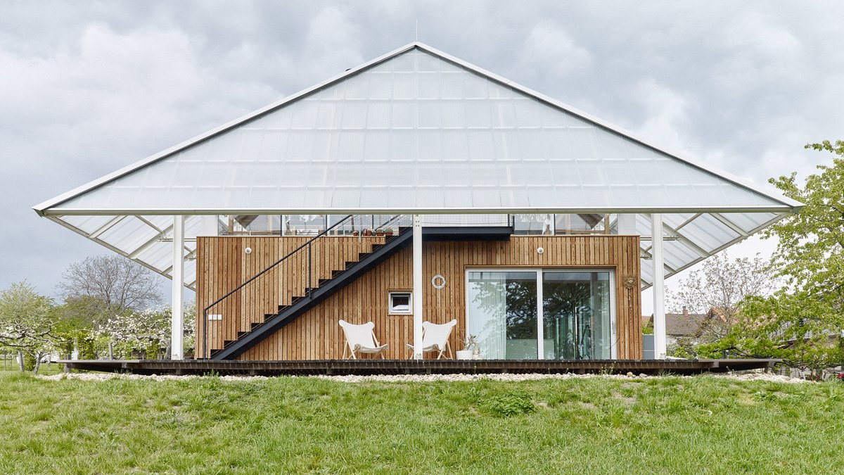 dezeen's tweet photo. This house in the Czech Republic consists of a single storey home with a roof-shaped greenhouse on top: https://t.co/mzB1vJQEHW https://t.co/psIHmY5FzG