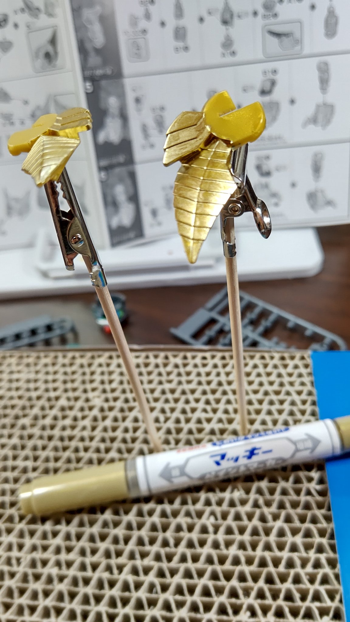 ナオキ Twitterで知った マッキーペイントマーカースゴいよ 完全に乾いてないけどしっかりと色が乗って 光沢も申し分ない やべっ 軽い気持ちで金色が多いヴァルキランダーで金部分の塗装始めちまったよ ﾟdﾟ ガンプラ