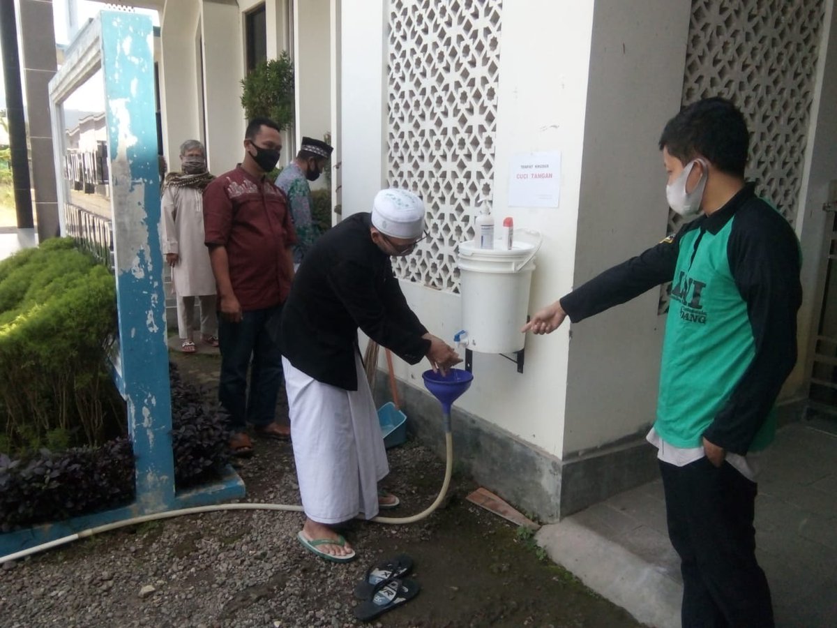 ldii_sumedang's tweet photo. #DPDLDIISumedang 
#mengajakmenerapkanAdaptasiKebiasaan
#protokolkesehatana  #selalumemakaimasker
#cucitanganmemakaisabun, #jagajarak, #membawaalatibadah  #cairandisinfektan  #Satgascovid https://t.co/O6R6UNOzeW