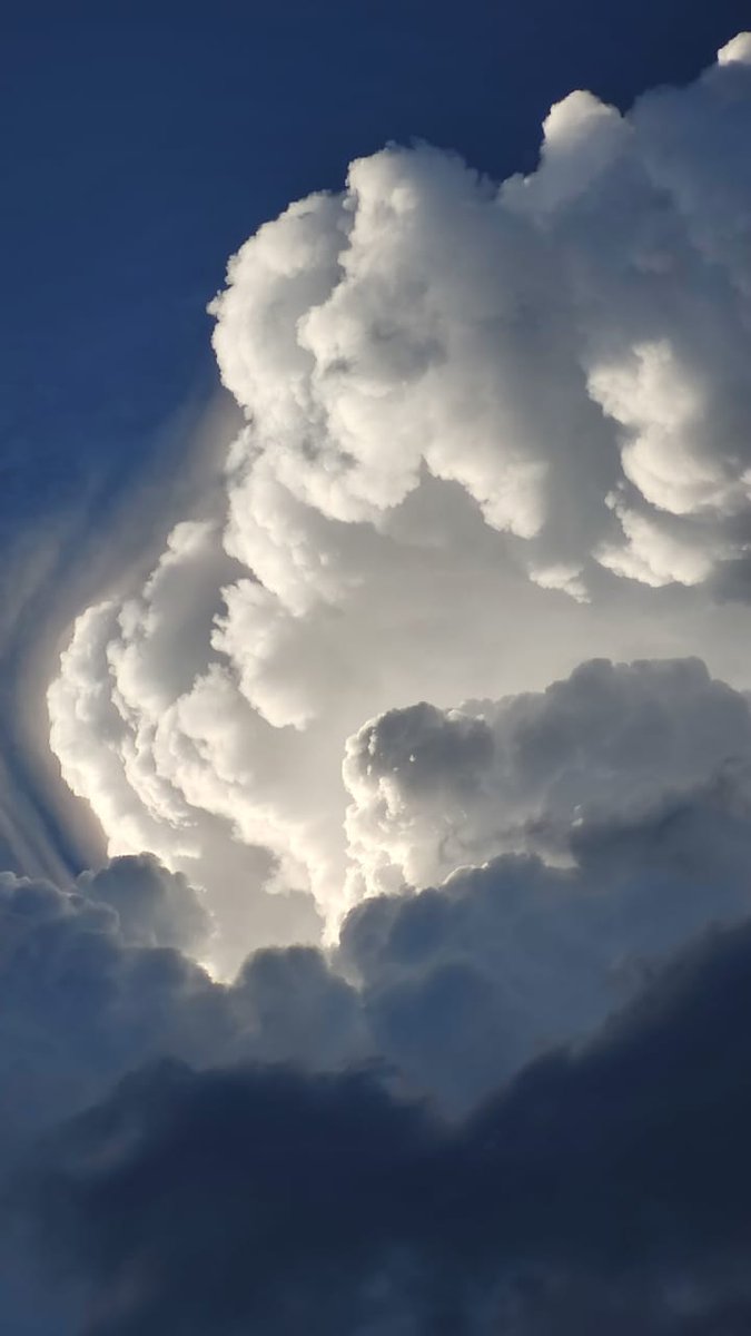 lvangrog's tweet photo. Tormenta eléctrica en #Monterrey @_HecWeather @abimaelsalas #64000mty https://t.co/uuXppgZPyP