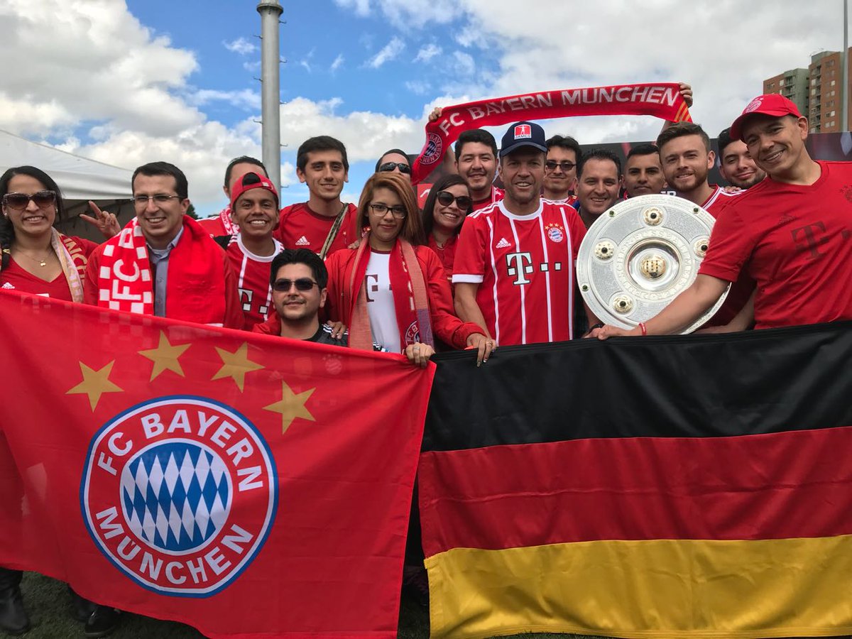 🎉🥳Un hito para la historia de nuestro Fanclub. Los colores del #MiaSanRWK exhibidos en el majestuoso 🏟️ <a href="/AllianzArena_/">Allianz Arena</a> para apoyar a nuestro equipo. Muchas gracias <a href="/FCBayernES/">FC Bayern München Español</a>

Nuestro ❤️está con ustedes en el césped‼️

💪 #PackMas

#MiaSanMia
#MiaSanRWK
#SomosFCBayern