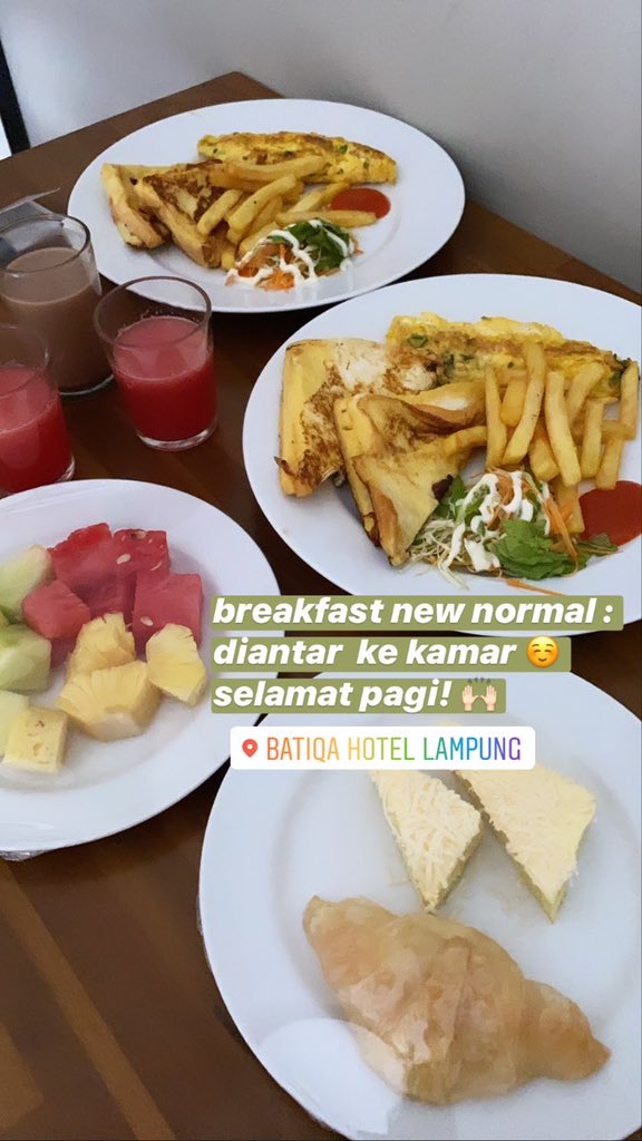 debadepari's tweet photo. Protokol kesehatan diterapkan di hotel pagi ini. Btw, tidur sendiri sarapan utk dua orang. Siapa yang mau? 😂 https://t.co/LhIB1KD1nn
