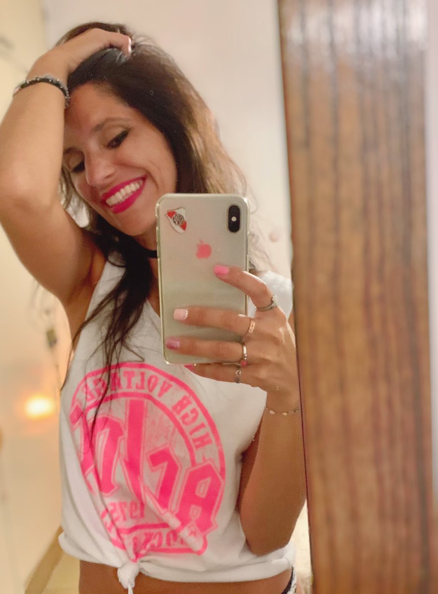 Me gustaría saber porque al hombre le molesta tanto que entre nosotras nos tiremos flores? Nos digamos cosas lindas? Nos démos un demos un like o un Fav en las fotos? Eso no me hace Lesbiana. Y si lo soy cual es el problema? No saben dar amor o qué problema tienen?