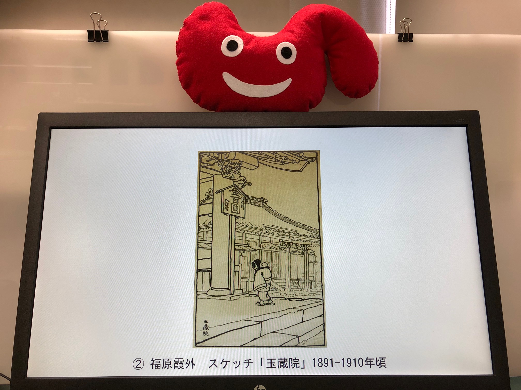 うらわ美術館 Ail街めぐりマップ Ail定点観測 4 うらわ美術館は この山門が描かれたスケッチを収蔵しています 描いたのは 明治時代の画家 福原霞外 ふくはら かがい 作品と今の様子を見比べると 山門の姿が当時から変わらず今に伝わっている