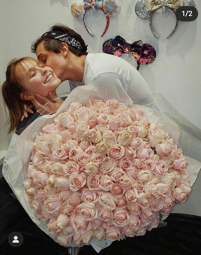 toxicd4nger's tweet photo. larissa manoela esfregando na minha cara que ganhou as rosas que eu ñ vou ganhar nem se somar todas do meu enterro + velório https://t.co/iRSjYjX6tO