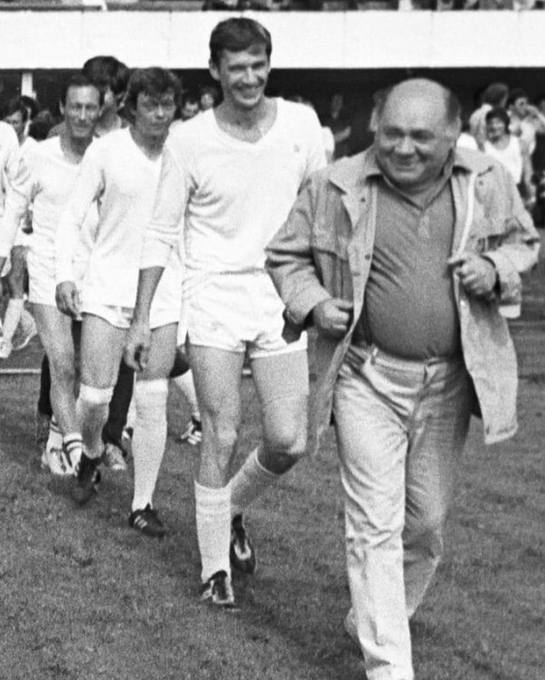olympic_legends's tweet photo. Легендарная футбольная команда Ленкома: Леонов, Абдулов, Караченцов, Янковский https://t.co/TWDIsYbBv1