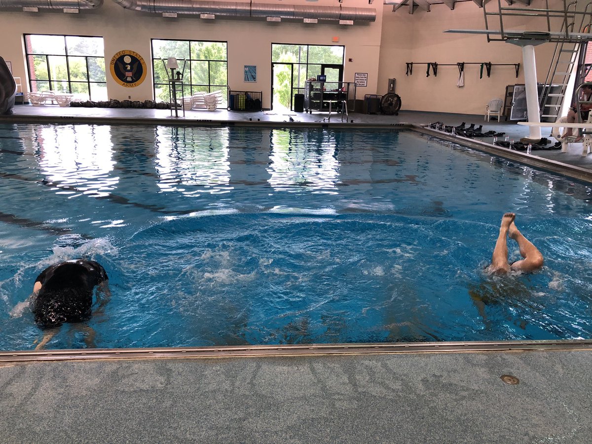 1stENBDE's tweet photo. Crossovers. A painful exercise for most...not to Army Engineer Divers (12D). Across the surface then along the floor of the deep end. Over and Over. For fun. #DeepSea #DesireToExcel #NoFearOfChallenges @USAESHQ @TradocDCG https://t.co/c3NfYwsikA