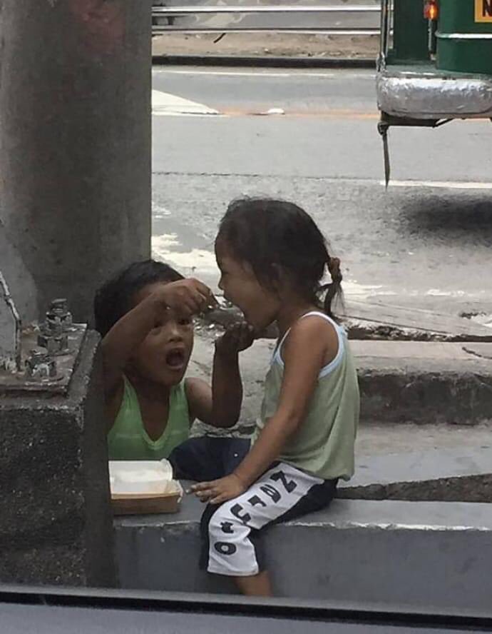 Jangan katakan sabar
Pada mereka yang perut nya lapar
Sementara perutmu selalu terisi penuh

☕️🌹