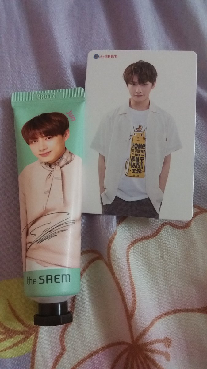 MindeeTan's tweet photo. The Saem x Seventeen hand cream!!
Anyone interesting with these hand cream??😳
One for RM35 including the postage 
⚠️ you will get free gift too😏
If interested please DM me😁 https://t.co/rz5dksho1L