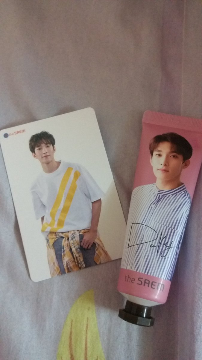 MindeeTan's tweet photo. The Saem x Seventeen hand cream!!
Anyone interesting with these hand cream??😳
One for RM35 including the postage 
⚠️ you will get free gift too😏
If interested please DM me😁 https://t.co/rz5dksho1L
