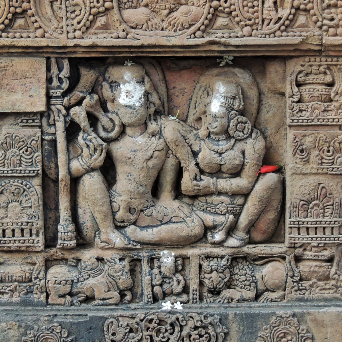 उ is for उमा-महेश्वरा. Uma Maheshwara-murtis are images of Shiva and Parvati seated, or standing together in an embrace. Pic 1- The casual manner in which Parvati sits, is particularly endearing. Parasurameshwara temple, Bhubaneshwar, 7th century CE  #AksharArt  #ArtByTheLetter