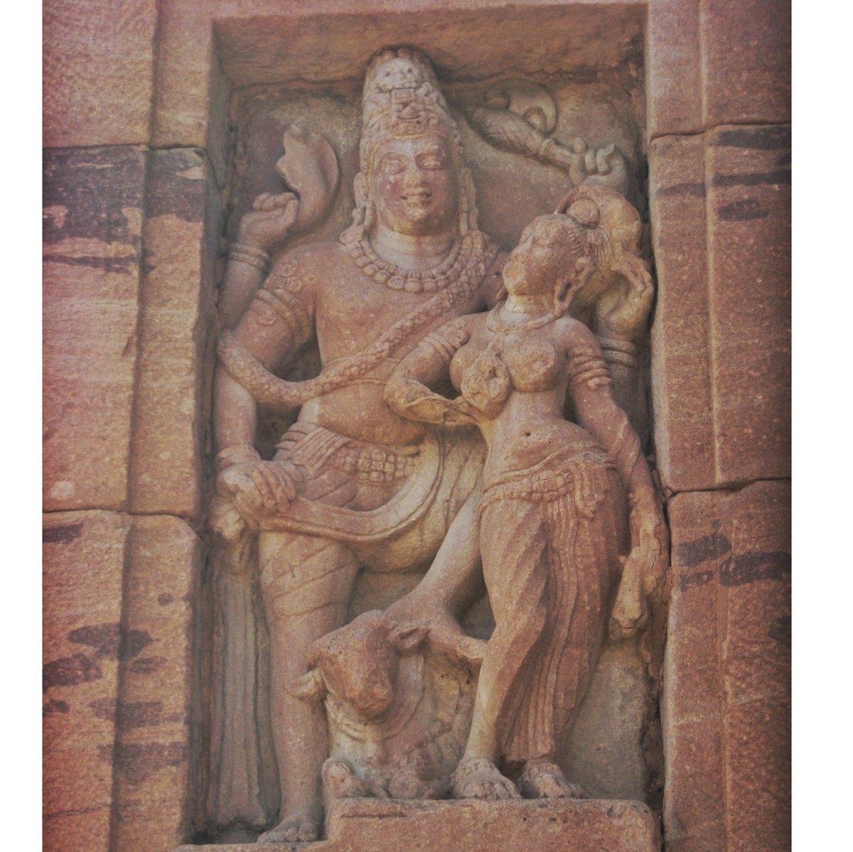 उ is for उमा-महेश्वरा. Shiva usually faces front, while Parvati looks at him adoringly. Some images show them looking at each other. Pic 2. Shiva in a heroic pose, one foot on Nandi, adding a touch of dynamism. Pattadakkal, 7th/8th century CE  #AksharArt  #ArtByTheLetter