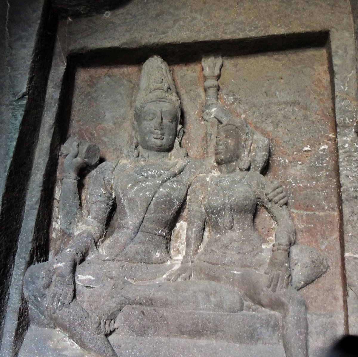 उ is for उमा-महेश्वरा. Pic 3 is a particularly beautiful image where both Shiva and Parvati wear blissful smiles and very little adornment (Kailasa Cave at Ellora, 8th century CE).  #AksharArt  #ArtByTheLetter