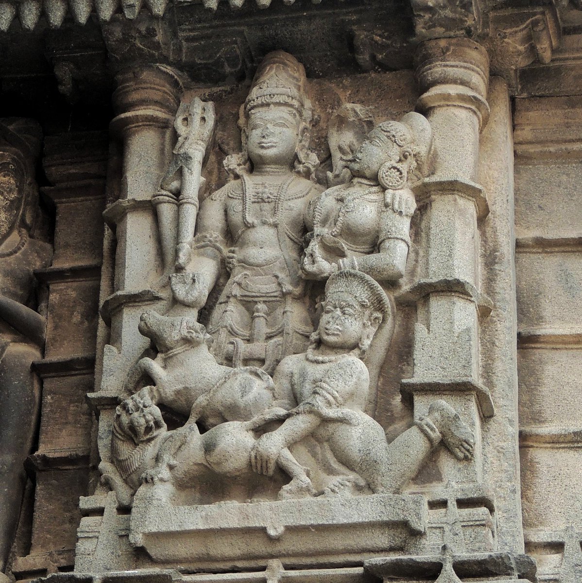 उ is for उमा-महेश्वरा. The Vahanas and the gana running behind them add a touch of playfulness to this sculpture, and also a sense of family. Aundha Naganatha temple, 11th/12th century CE.  #AksharArt  #ArtByTheLetter