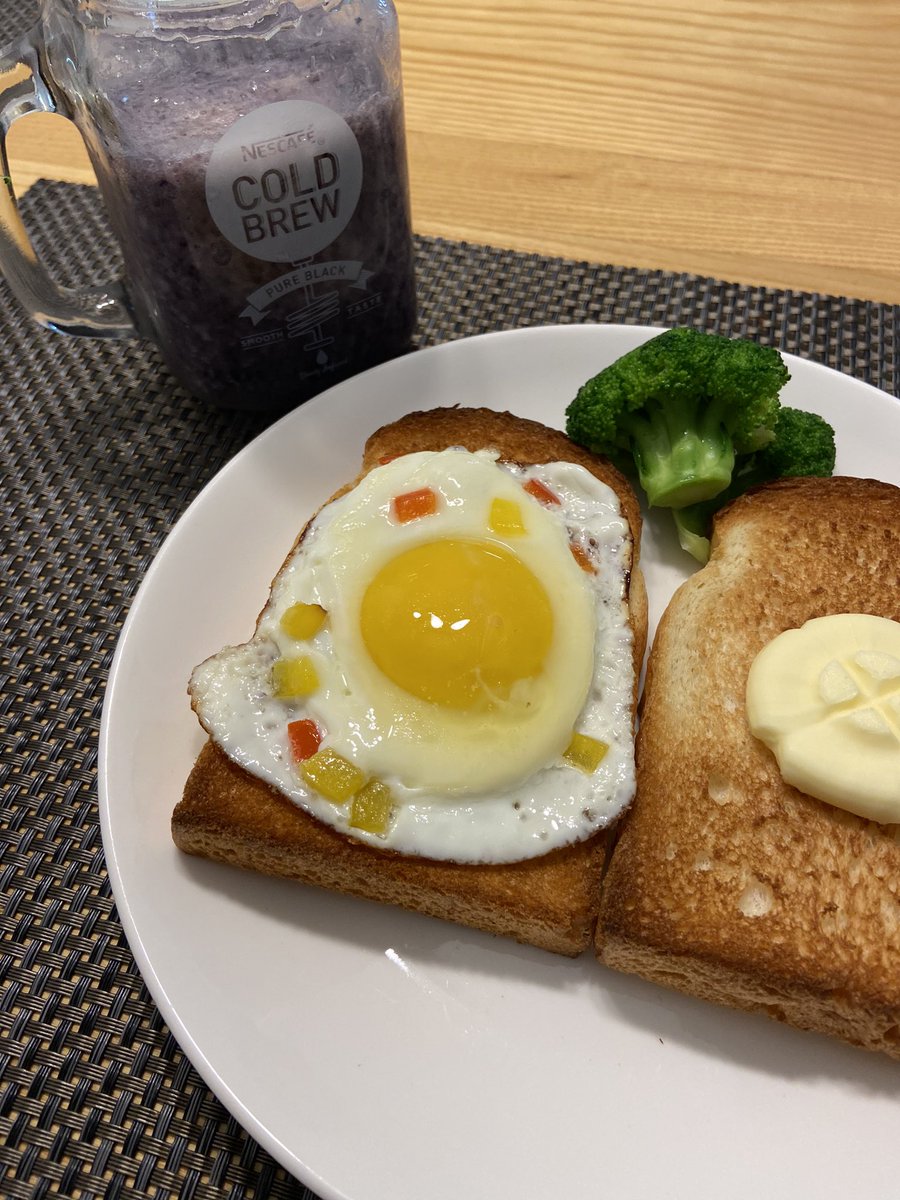 자주 해먹는 블루베리 스무디와 계란 후라이 얹은 토스트👏