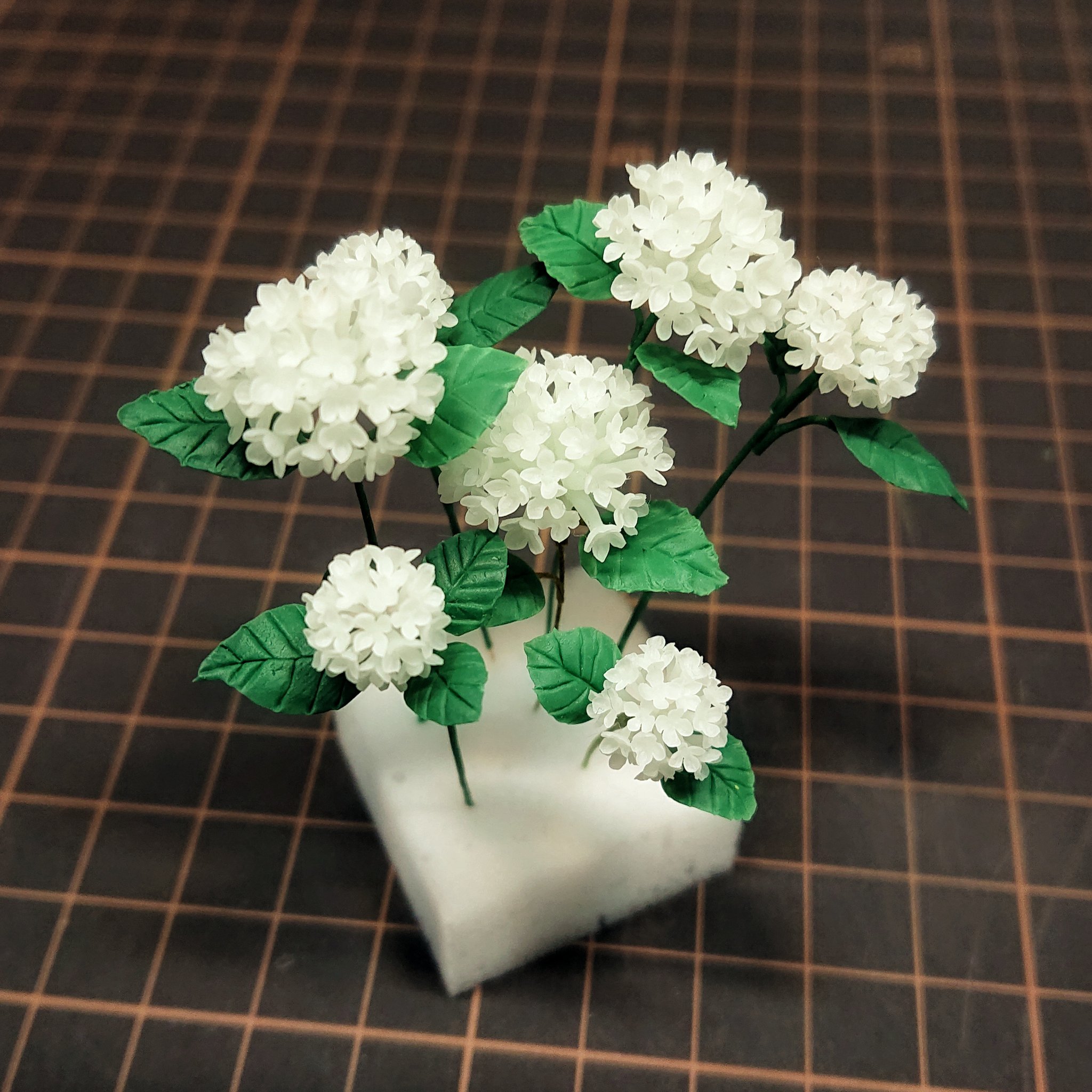 みか Su Twitter 先月からずっとやっている紫陽花作りの練習 何か掴めたような掴めないような で気づけば7輪 1番好きなお花なので作っていてとても楽しいです 艸 作り方はrosyさんの ミニチュアフラワーレッスン を参考にさせていただいてます T Co