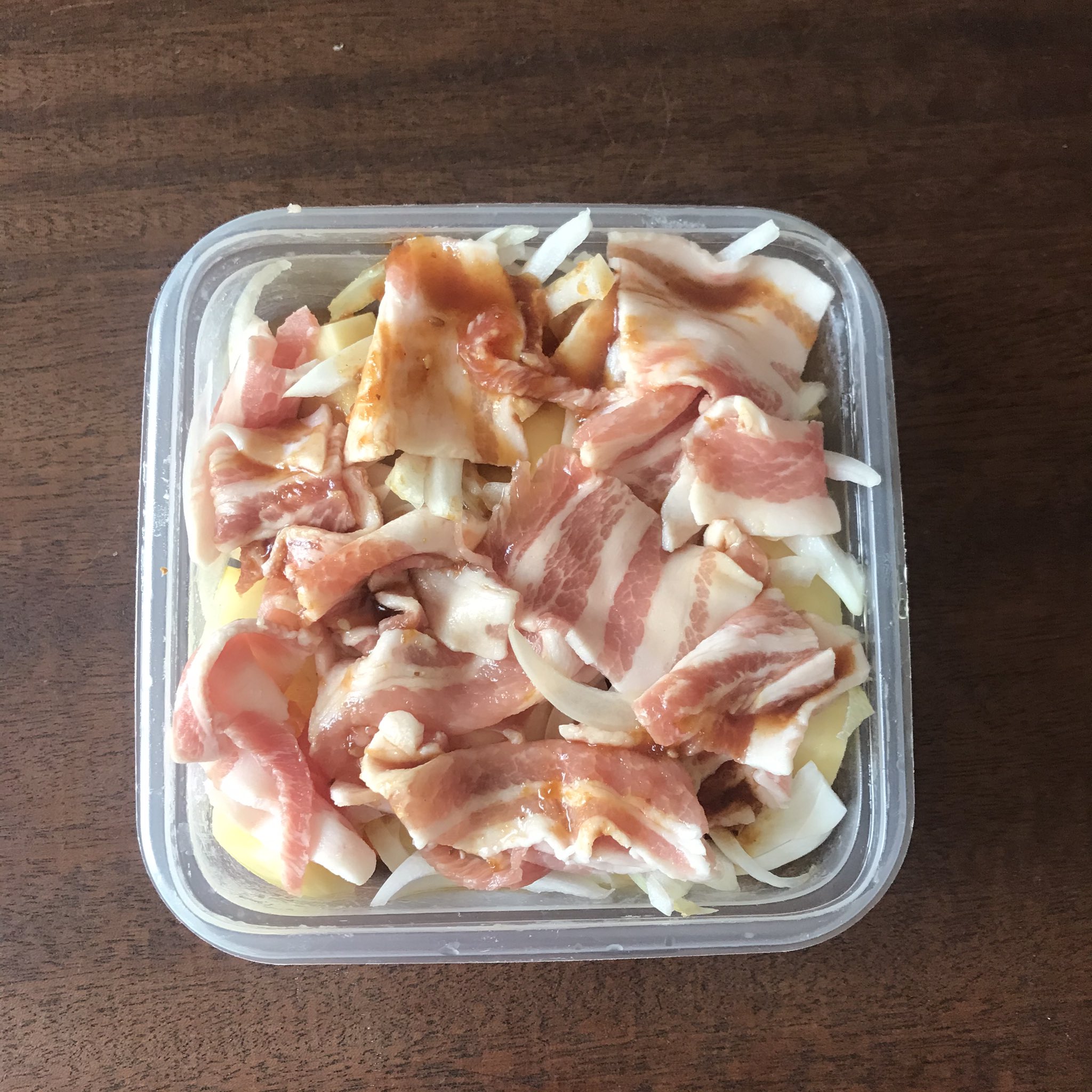 山本ゆり Syunkon レンジは600w 嘘やろ てほど美味しい肉じゃが 味付け1つ レンジで1発肉じゃが 耐熱容器に一口大じゃがいも2個 250g 薄めのいちょう切りにんじん1 3本 50g 薄切り玉ねぎ1 4個の順に入れ 3cm長さの豚バラ1gを広げる 焼肉