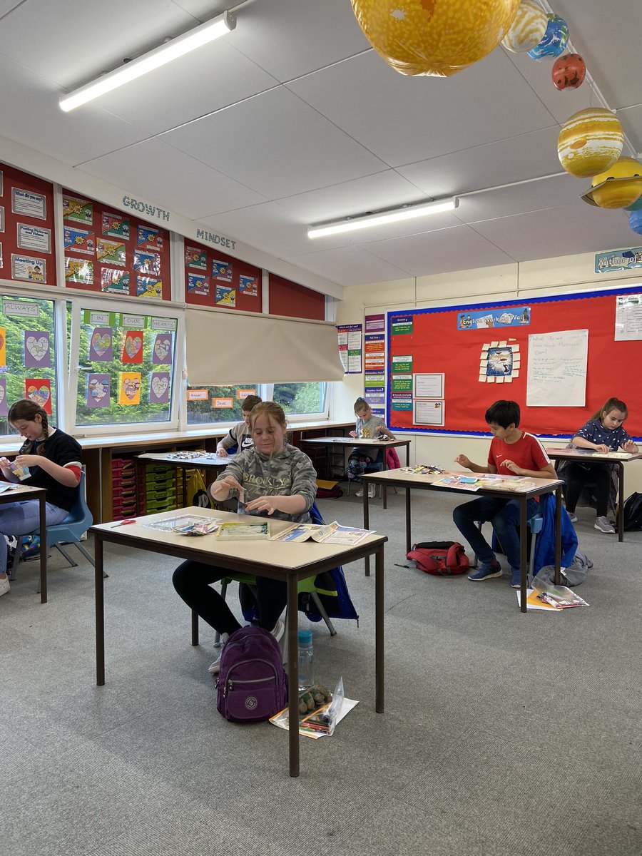 eagley5d's tweet photo. The rain doth pour, but that doesn’t make the legends stop! Oh no! We are making papier mache picture frames, ready to decorate with things from great outdoors later in the week #raindoesntstopplay #wearethelegends #messymessy https://t.co/PX8M4NKEl6