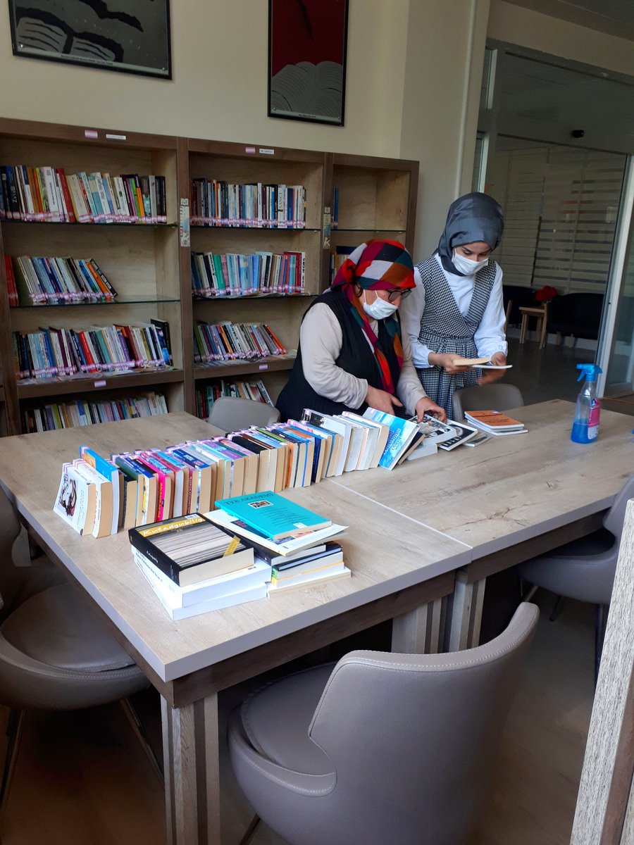 Kütüphanemizin Zeliha ablasıyla sabahın erken saatlerinde işe koyulduk. Birlikte kitaplarımızın ve raflarımızın tozlarını aldık, kütüphanemizi tertemiz yaptık. Gönül rahatlığıyla kitaplarınızı alabilirsiniz🤗
<a href="/AhmetMisbah/">Ahmet Misbah Demircan</a> <a href="/hamditursucu/">Hamdi Turşucu</a> <a href="/OdabasAli/">Ali Odabaş</a> <a href="/_ahmetozekmekci/">Ahmet ÖZEKMEKÇİ</a> <a href="/KTBKYGM/">KYGM</a>