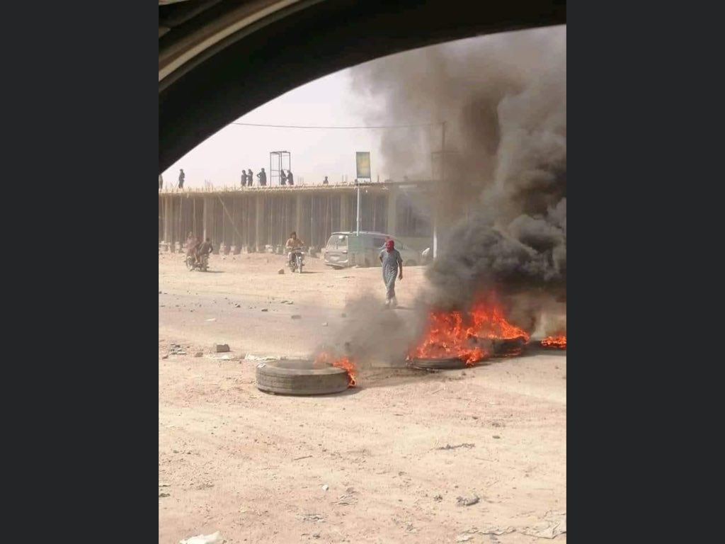 SteeleSyAA's tweet photo. Another picture of sone of the blockages to roads put in place by protesters to prevent Kurdish malitia and US activities in the region #Syria #SDZf #USA #Syrianarmy🇸🇾please feel free to follow for daily Syrian Arab Army updates 🇸🇾 https://t.co/HHhci2rQ06