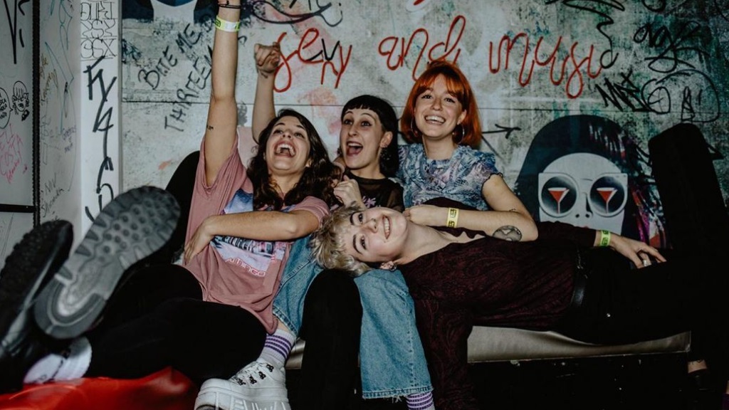 🎸♀ <a href="/GinebrasBanda/">GINEBRAS</a> es el grupo femenino del momento.

Dos de sus integrantes, Magüi y Sandra, nos han presentado su disco 'Ya dormiré cuando me muera' (<a href="/VananaRecords/">Vanana Records</a>) en @GalloNoCesaRNE.

🔊 rtve.es/a/5592906