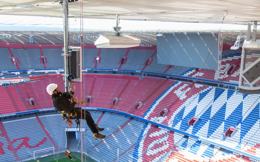 Etwas lahm fühlen sich die Bundesliga-Spiele ⚽ ohne Zuschauer schon an. Doch den Fußballfans entgeht noch etwas anderes. In der Münchner Allianz Arena funkt jetzt #5G. Ab Herbst nimmt die Geschwindigkeit auf Spielfeld und Smartphone zu. <a href="/deutschetelekom/">Deutsche Telekom</a> httpslink.com/0cf8e7a439ed