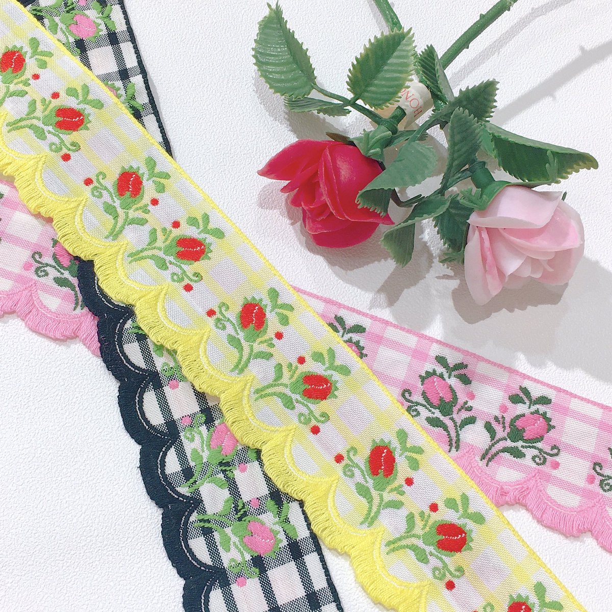 ヴィンテージdeco 新宿店 60 S アンティークリボン チェック柄 に つぼみの刺繍がお洒落 フォークロア な雰囲気の スカラップリボン 珍しい ブラジル 製の アンティークリボン です T Co Scltvjb0za 新宿マルイアネックス 新宿