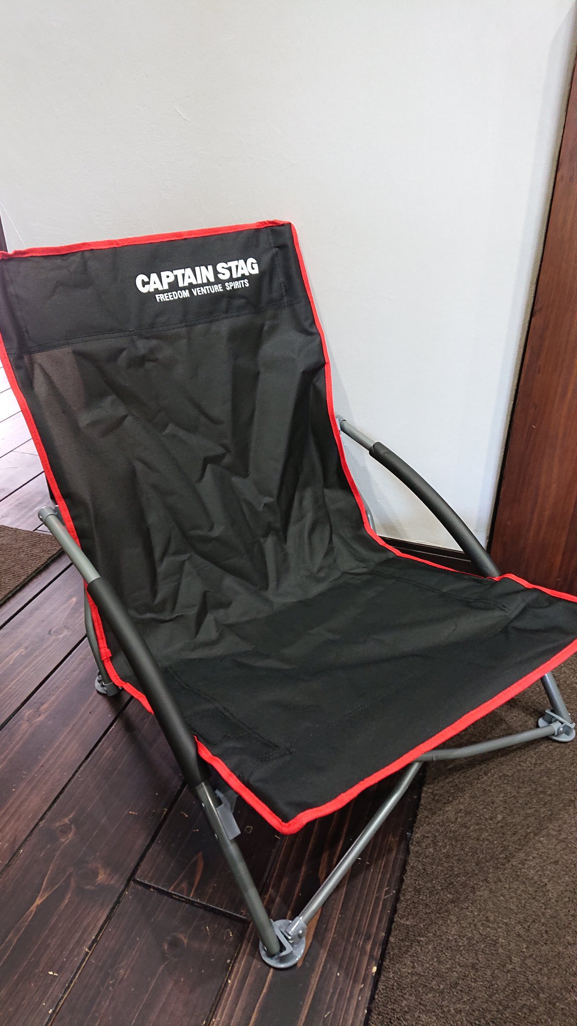 ブリ ポーター サムッジス Captain Stagジュールロースタイルイージーチェア ブラック２ １６９円 見た目は うん 値段安い 畳むと普通のアウトドアチェアと変わらない ロゴスより軽い