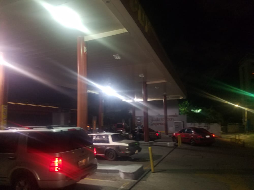 soyjohancarmona's tweet photo. En este momento, nuestros jóvenes petroleros siguen desplegados en las Estaciones de Servicios, garantizando el buen funcionamiento del operativo. ¡Gracias generación de oro! 👷🏽‍♂️👷‍♀️ https://t.co/fNFCvl0KAi