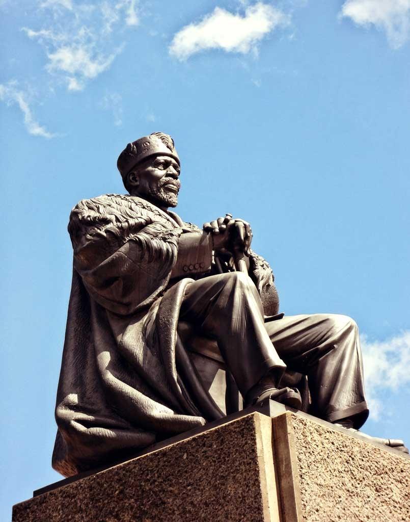 This is the man who created Kenya's problems and they're artificial. He was a collaborator. That's why he sold land to those who fought for freedom, arrested and detained those who understood Kenyan dreams, assassinated those he viewed as threat.<a href="/DavidNdii/">David Ndii</a> #Uhuru #ReleaseKiama