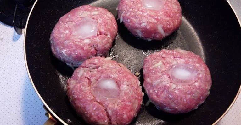 ハンバーグの生地に氷を入れる？！肉汁たっぷりのハンバーグを作れる裏技があるそう