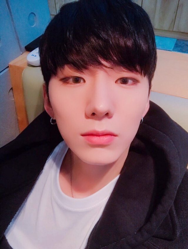 WEAREMlXTAPE's tweet photo. ‹ 𝐦𝐢𝐱𝐭𝐚𝐩𝐞_𝐩𝐥𝐚𝐲𝐥𝐢𝐬𝐭 ›  .⃗ 🎧 / now listening to: #REDROYALTY ₊ #ROYALTY_Rebirth. 

[🐹]: Buenas, ¿ustedes quieren sentirse en las nubes como yo? Entonces vayan rápido a escuchar la nueva canción de mis diosas, quedan advertidos del enamoramiento. https://t.co/091IoYF2Pe