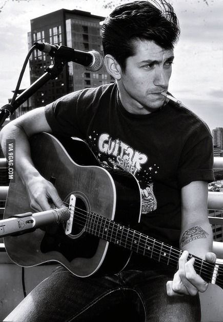 algunabasilio's tweet photo. No sé porqué Alex Turner chiquito bebé es tendencia.

Pero abro hilo para apreciar su hermosura. https://t.co/7itQWMYNIc